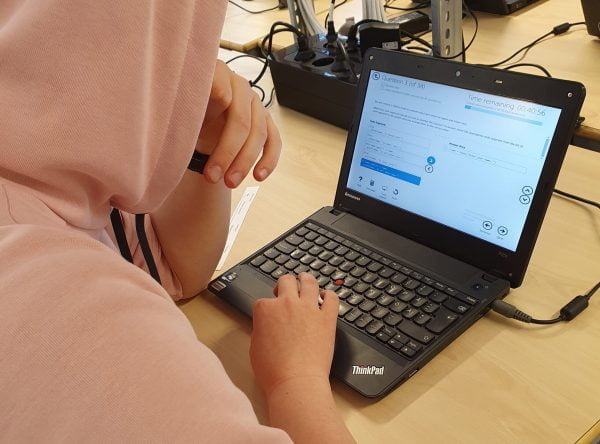 Eleven Elias i skarpt läge när han certifierar sig i Python. 35 frågor kvar av 38, och 40 minuter tillgodo.