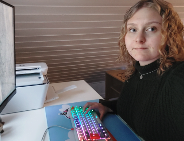Linnea sitter vid sin dator.