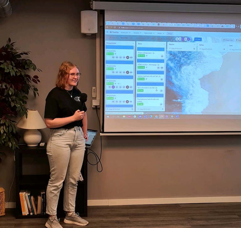 Linnea håller en presentation på gymnasieingenjorsprogrammet.
