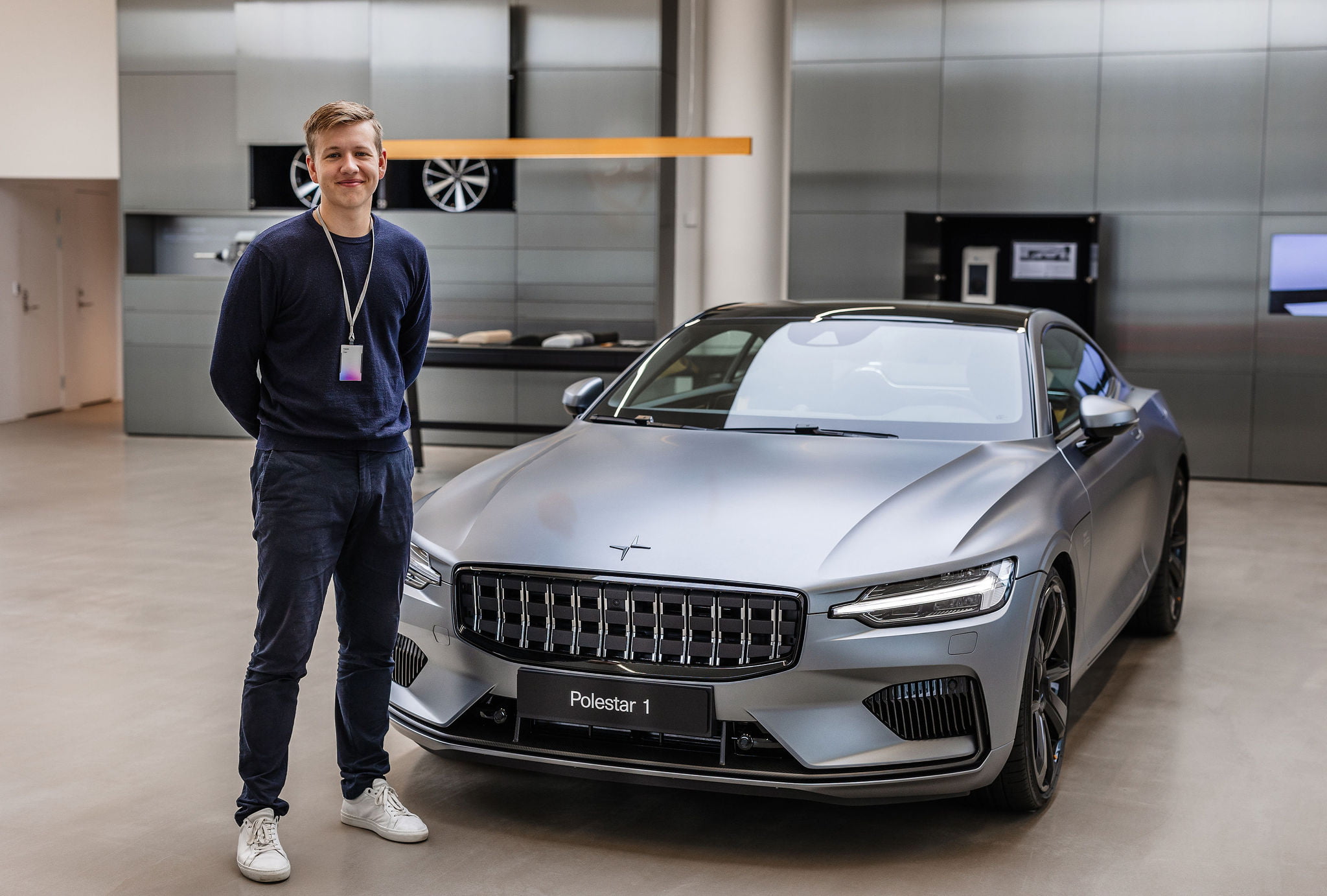 Theo framför en Polestar-bil.