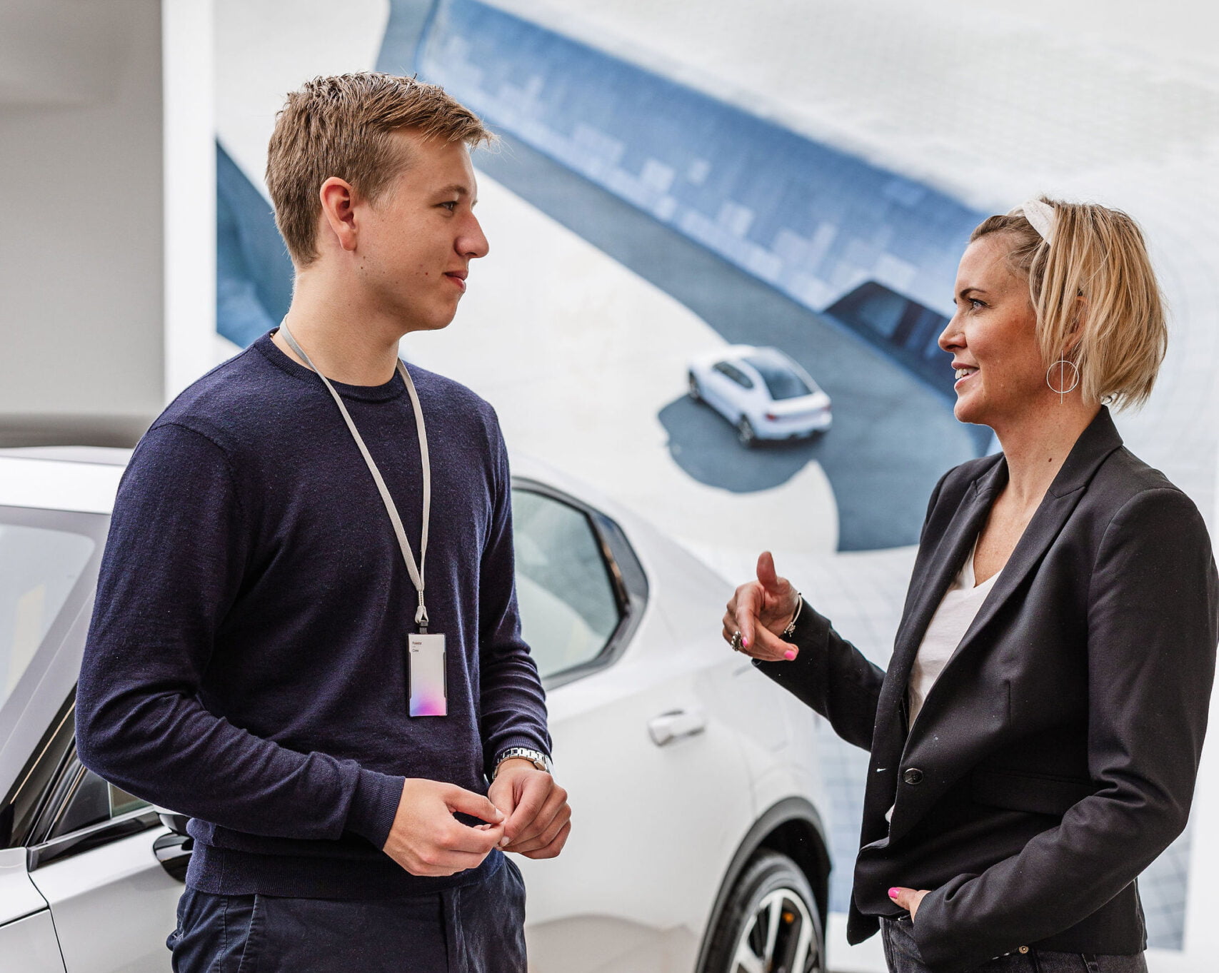 Theo interagerar med en kvinna på Polestar.