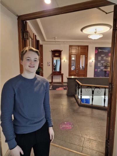 Elev på NTI Odenplan står i korridoren.