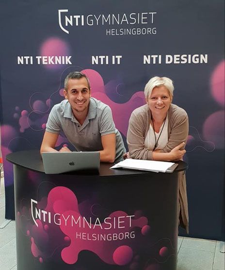 Rektor och bitradande rektor på NTI Helsingborg står i en mässmonter.