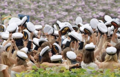 Studenter som firar.
