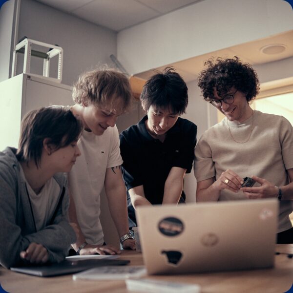 Fyra elever i skolans Makerspace som testar sig fram.