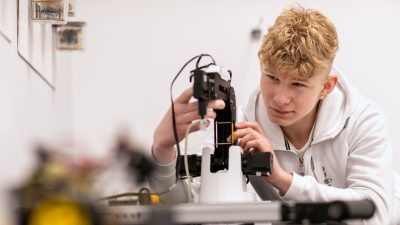 Elev arbetar med robot