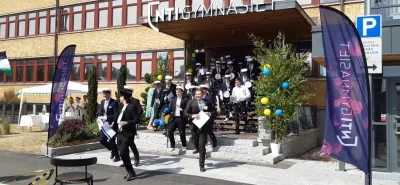 Studenter springer ut.