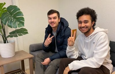 Eleverna Lucas och Morris sitter i en soffa på skolan.