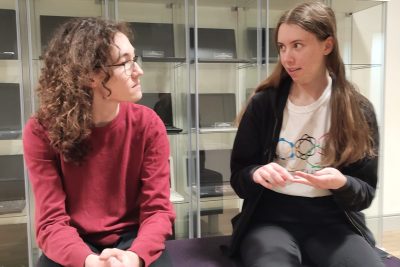 Två elever på skolan pratar med varandra.