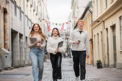 Elever som går tillsammans på gatan och är glada.