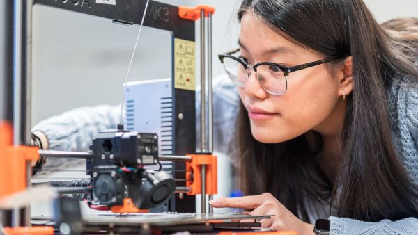 En elev arbetar med en 3D-printer på produktutvecklingsprogrammet