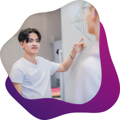 Elev pekar mot vit whiteboard.