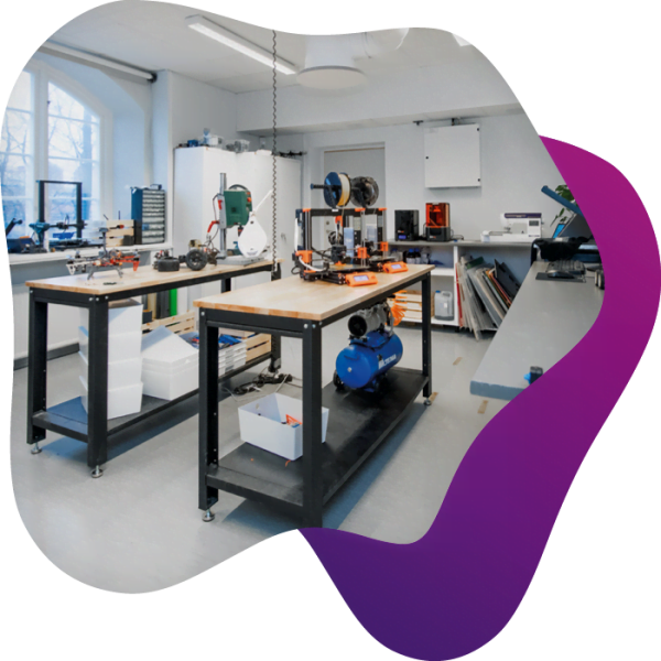 Ett makerspace på NTI Gymnasiet som innehåller utrustning som 3D-printers, robotar och annan ny teknik