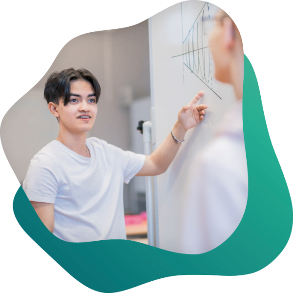 Elev framför whiteboard.