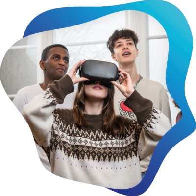 Tre elever har på sig ett VR-headset