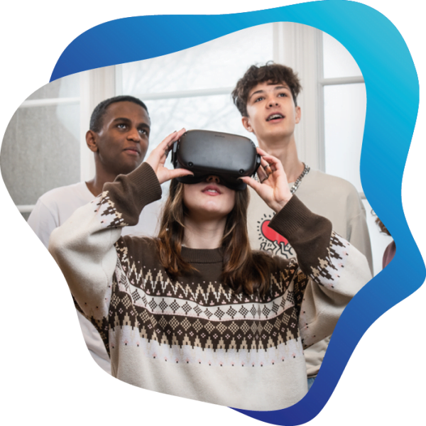 Tre elever har på sig ett VR-headset
