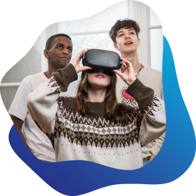 Tre elever har på sig ett VR-headset.