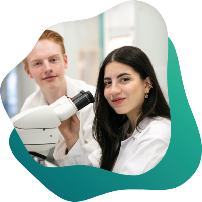 Två elever i labbsal.