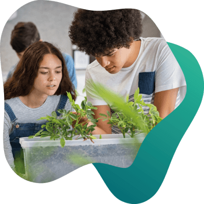 två elever som håller på med green tech i skolan