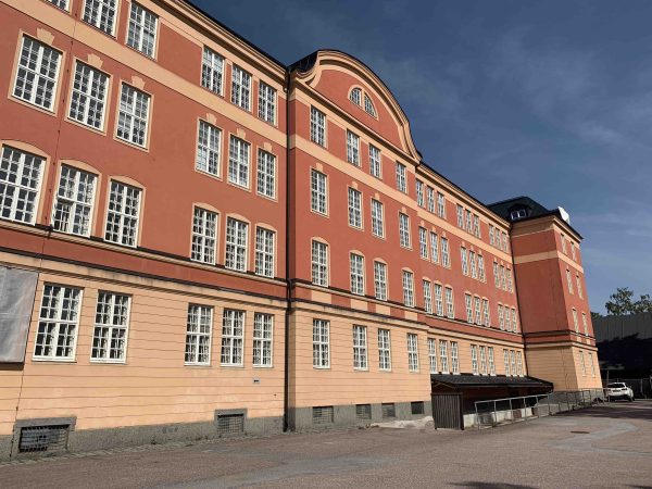NTI Gymnasiet Uppsalas orange stora byggnad