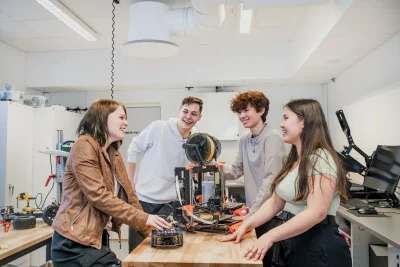 Elever i makerspace.