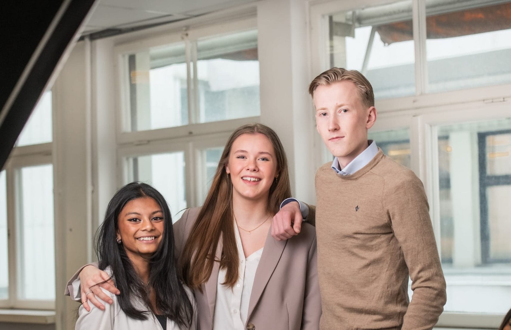 Elever som är glada i skolan.