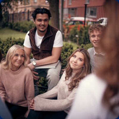 Elever som umgås i parken utanför skolan.