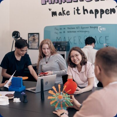 Glada elever i skolans Makerspace som testar sig fram och bygger olika saker.