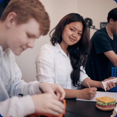 Elev i skolans Makerspace som antecknar.