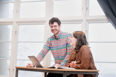 Lärare och elev i klassrum.