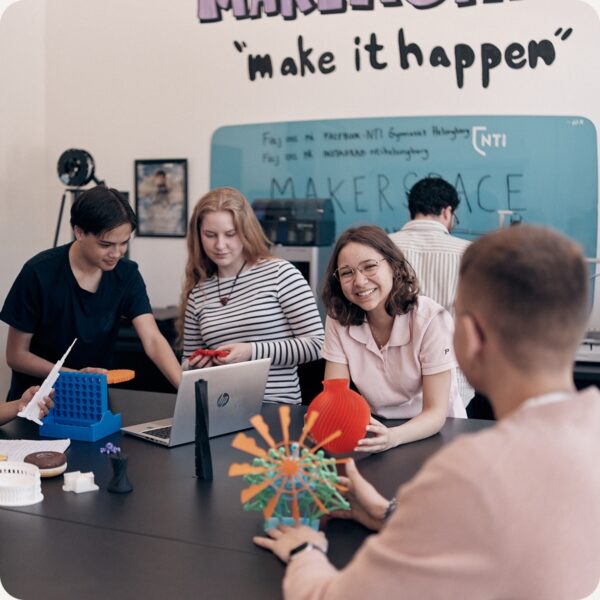 Glada elever i skolans Makerspace som testar sig fram och bygger olika saker.