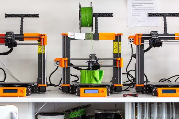 Makerspace som 3D-printar en robot.