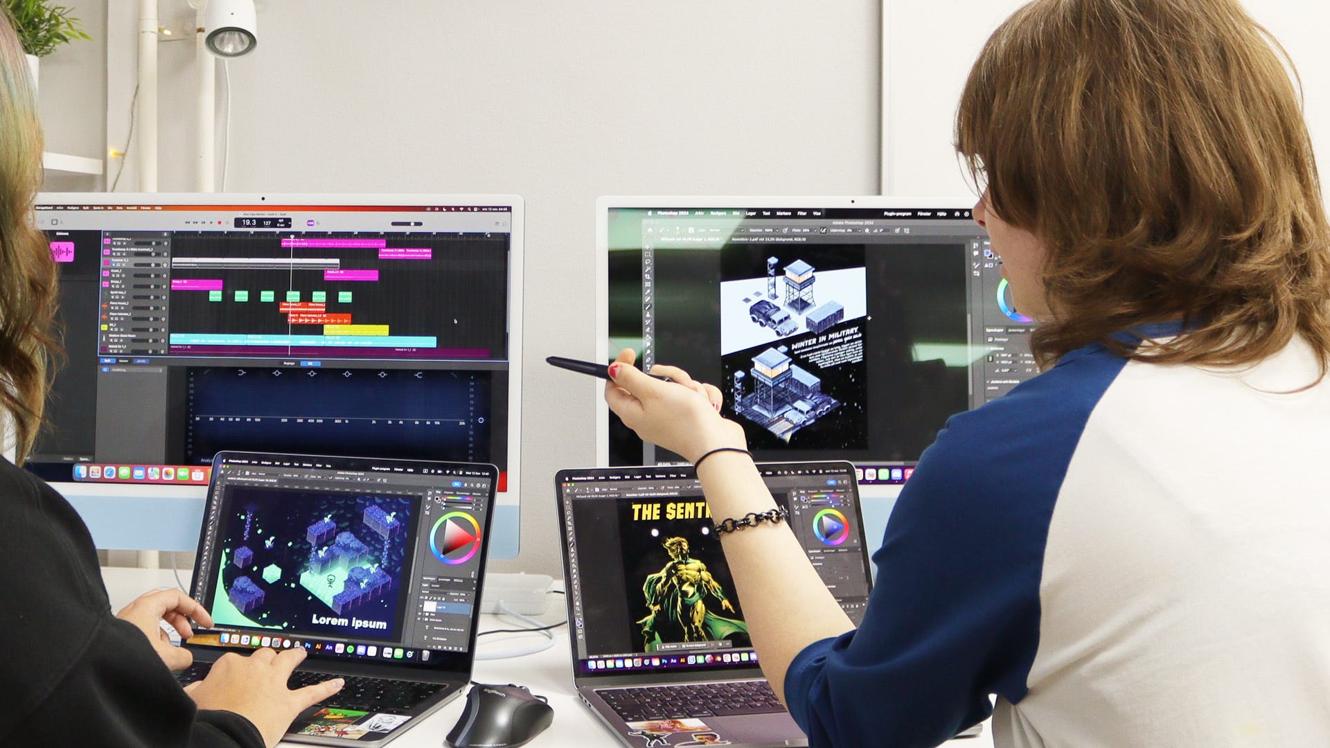 Två elever på estetprogrammet som arbetar i olika designprogram.