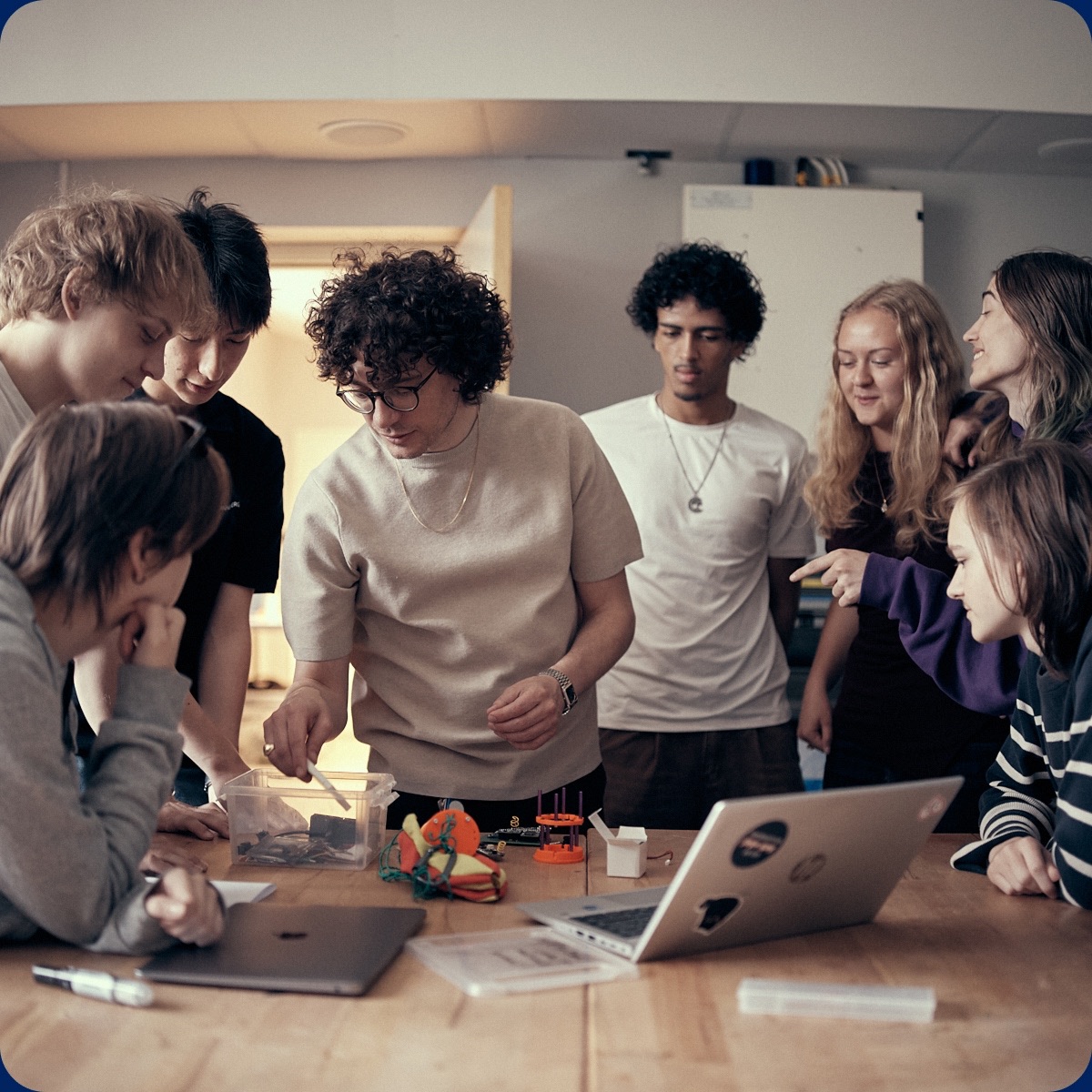 Flera elever i skolans Makerspace som testar sig fram.