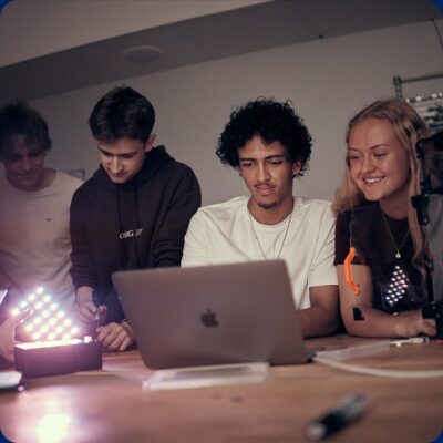 Elever i Makerspace som tittar på datorn.