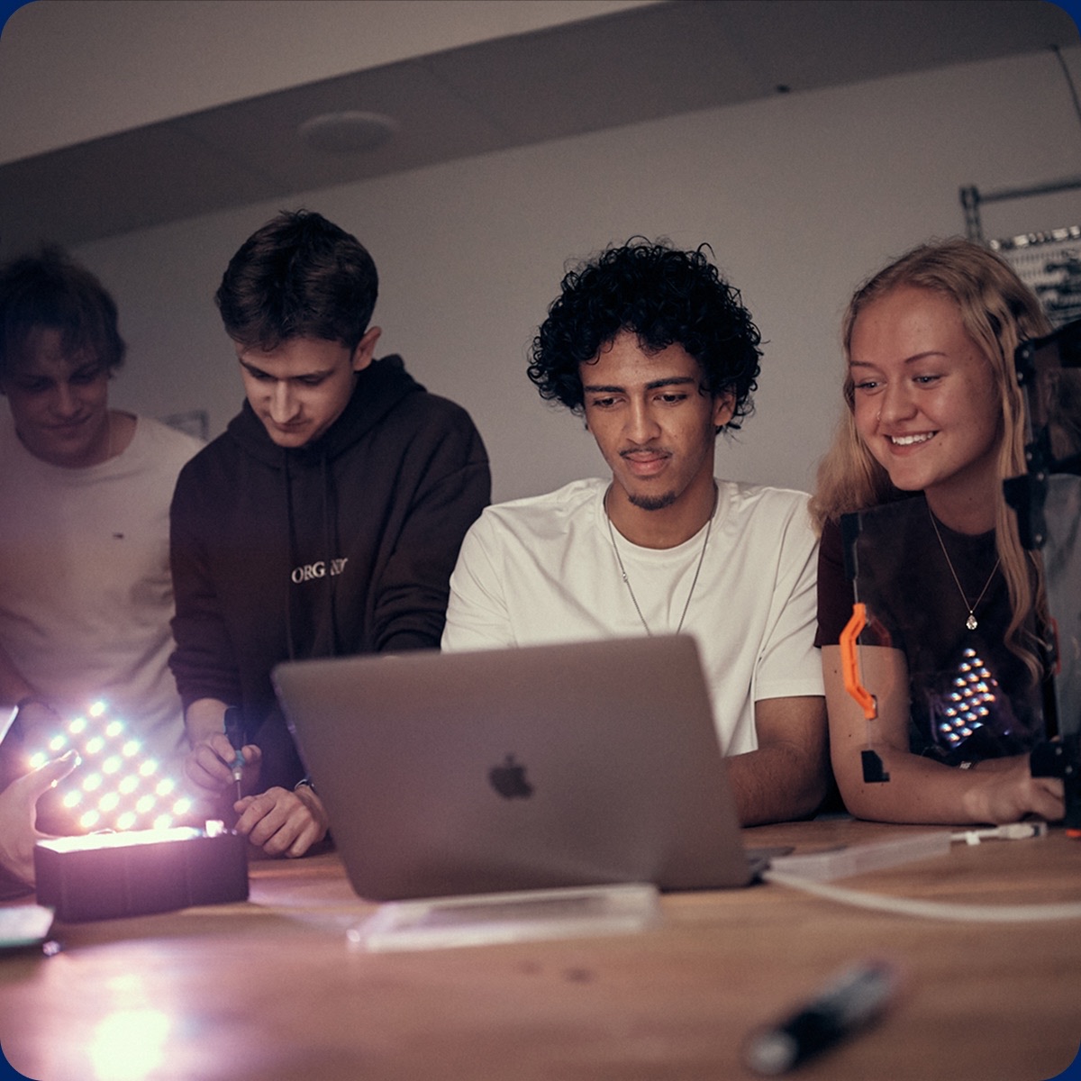 Elever i Makerspace som tittar på datorn.