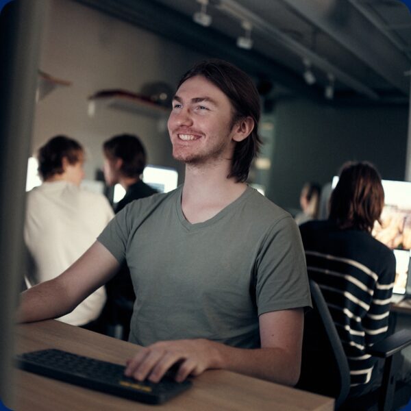 Glad elev som programmerar.
