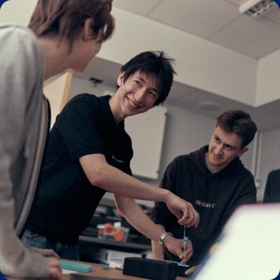 Tre elever arbetar tillsammans med ett praktiskt teknikmoment i skolans Makerspace.
