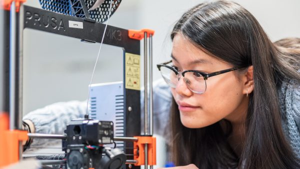 En elev är vid en 3D-printer