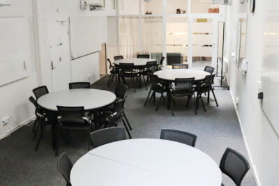 Klassrum för elever med bord och stolar.