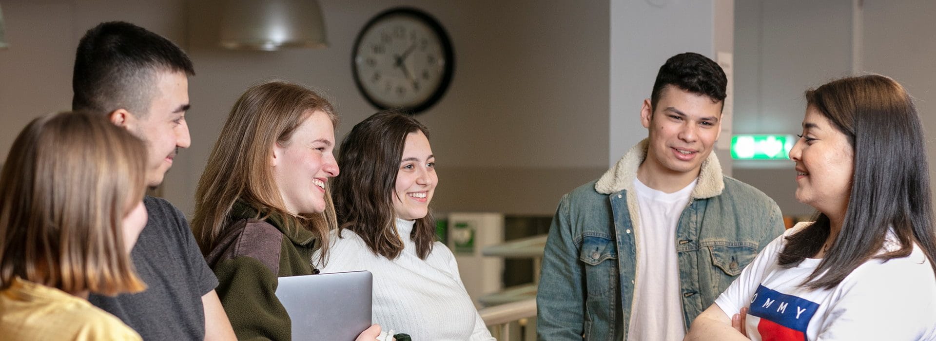 En grupp elever på NTI Gymnasiet står och pratar i korridoren