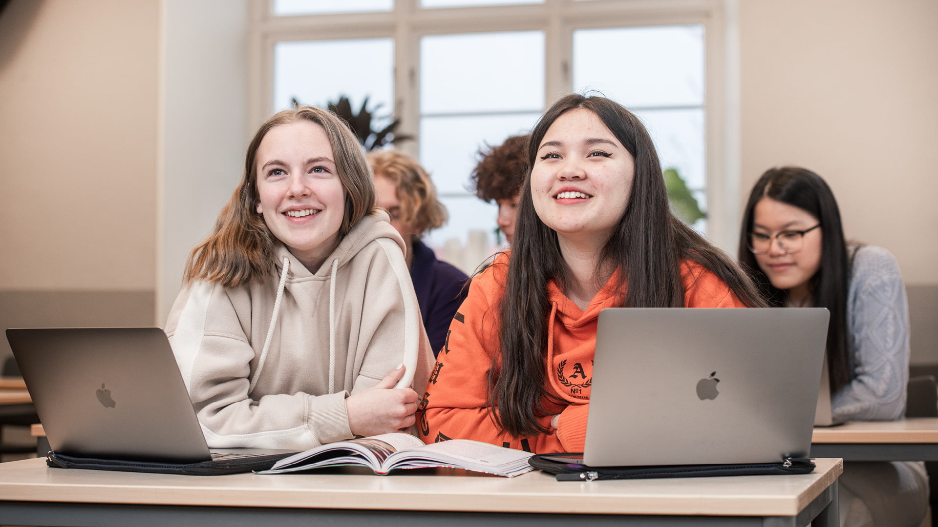 Två elever arbetar framför datorn i klassrummet