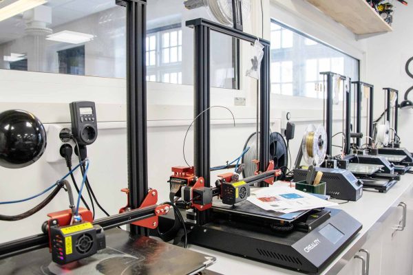 Makerspace med 3D-printers.