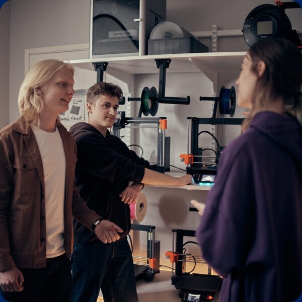 Elever står vid 3D-skrivare i skolans Makerspace.