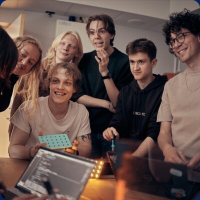 Elever i skolans Makerspace som testar sig fram och får hjälp av lärare.