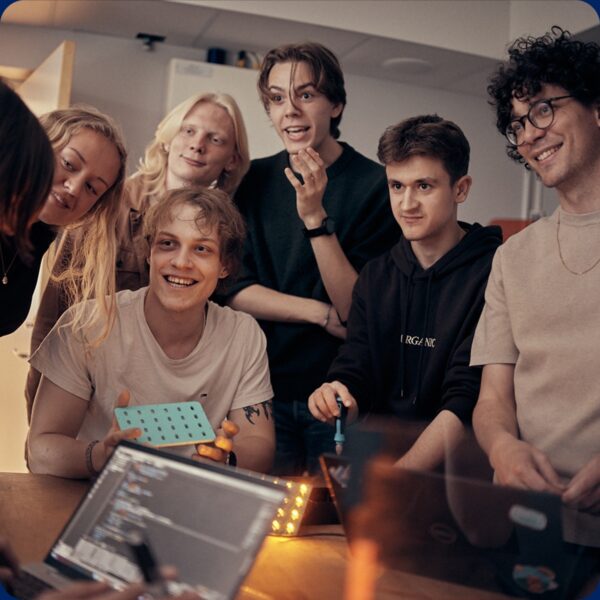 Elever i skolans Makerspace som testar sig fram och får hjälp av lärare.