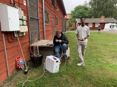 Två elever arbetar med kablar utomhus