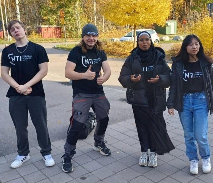 4 elever från NTI Vetenskapsgymnasiet med brandade t-shirtar
