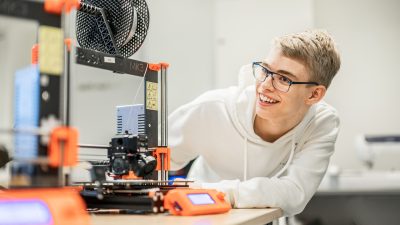 En elev är vid en 3D-printer.