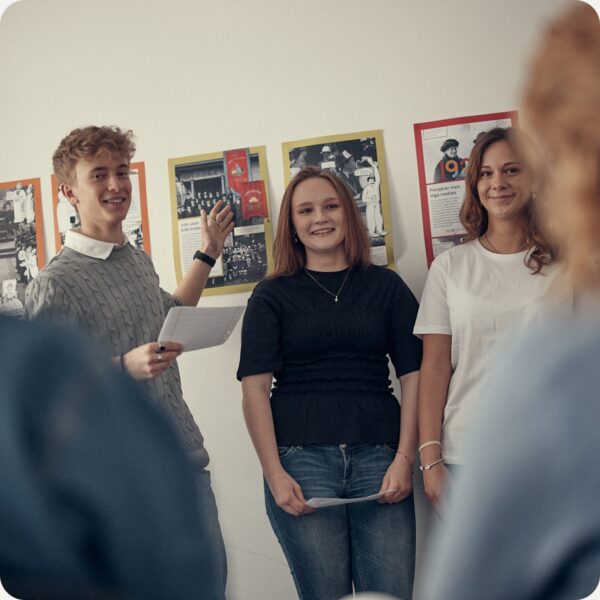 Tre elever som håller i en presentation i klassrummet.